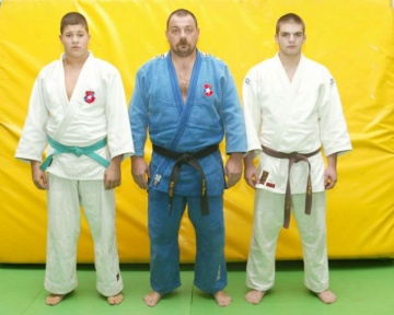 Rafał Filek (pierwszy z prawej) ze swoim trenerem Piotrem Weissem i kolegą z drużyny, Oskarem Romaniukiem