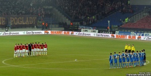 Mecz rozpoczął się minutą ciszy dla uczczenia pamięci Włodzimierza Smolarka. [Foto: Nikoletta Kula/wislakrakow.com]