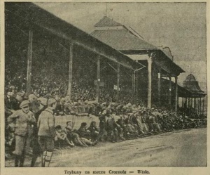 Kibice na derbach na stadionie Wisły w 1930 roku: trybuna pęka w szwach