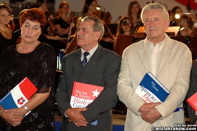 Józefa Ledwig, Franciszek Gąsienica-Groń i Wiesław Langiewicz podczas Gali Jubileuszowej na 100-lecie Wisły