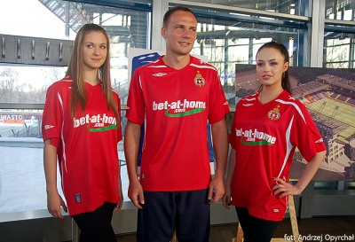 Arkadiusz Głowacki i piękne wiślackie modelki w koszulkach nowego sponsora