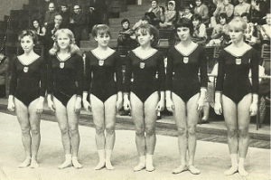 Budapeszt 1966r (– od lewej stoją Elżbieta Borowska, Barbara Nowak (gimnastyka), Halina Daniec, Danuta Putaj (Korona Kraków), Maria Kożuch, Wiesława Lech.Ze zbiorów prywatnych Barbary Nowak