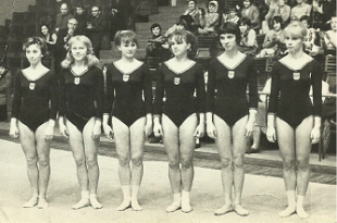 Budapeszt 1966r (od lewej stoją Elżbieta Borowska, Barbara Nowak, Halina Daniec, Danuta Putaj (Korona Kraków), Maria Kożuch, Wiesława Lech