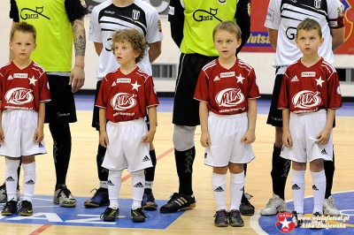 Chłopcy z rocznika 2004 i 2005 wyprowadzają piłkarzy w meczu Wisła Krakbet Kraków - Gatta Zduńska Wola.