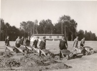 Piłkarze Wisły sypiący Kopiec J. Piłsudskiego