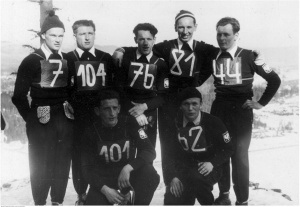 od lewej: Adam Becker-Giewont, Józef Fiedor, Andrzej Marusarz, Mieczysław Wnuk, Franciszek Gut-Szczerba, klęczą: Stanisław Sowiński i Anatol Grandfeld
