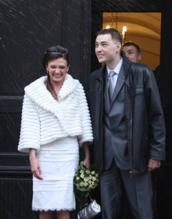 Jakub Ławecki z żoną Małgorzatą w dniu ślubu, po wyjściu z Urzędu Stanu Cywilnego w Lublinie.