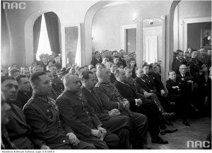 Jubileusz Wisły w 1936 roku, Reyman widoczny w pierwszym rzędzie w czasie przemówienie prezesa Białej Gwiazdy