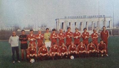 Wiosna 1983. Robert Gaszyński stoi w żółtej koszulce.
