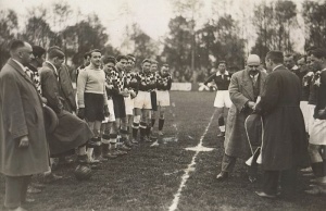 Przywitanie przed meczem z węgierską drużyną. Reyman widoczny czwarty z prawej. Wiosna 1928