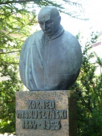 Pomnik pisarza przed jego domem, obecnie muzeum